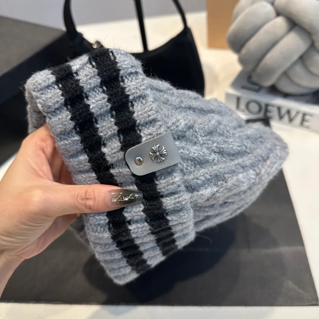 P60 Crow Heart Autumn and Winter Wool Knitted Beanie This must be the favorite of minimalism. It is clean, neat, fashionable and versatile, and will definitely not be picky about your face shape! A fashionable classic that lasts forever! Fashionable black and white can be purchased together!